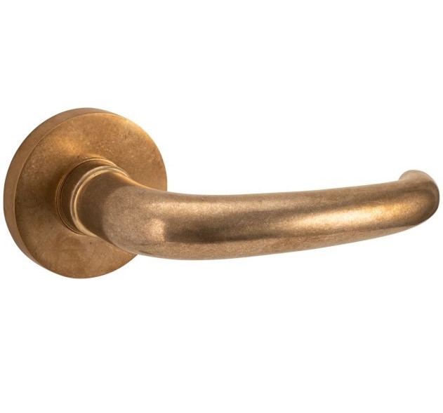 Deurklink op geveerd rozet Halfsabel/Vivo messing antiek