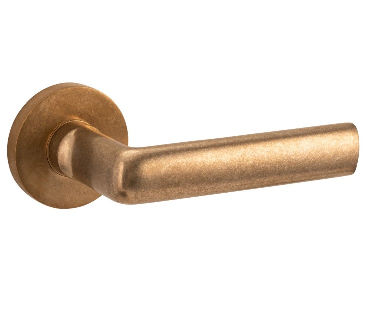 Deurklink op geveerd rozet Padania/Vivo messing antiek