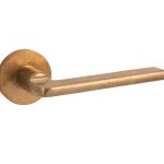 Deurklink op geveerd rozet Piatto/Vivo messing antiek