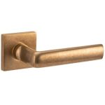 Deurklink op geveerd rozet verdekt Padania/Bauhaus messing antiek