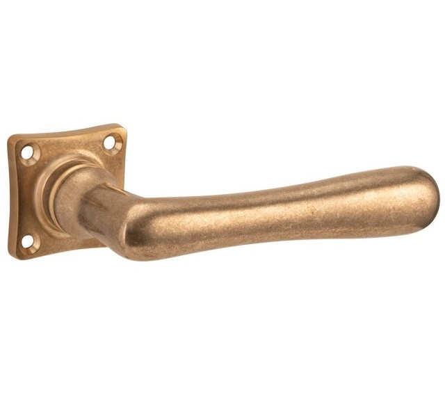 Deurklink op geveerd vierkant rozet Linea messing antiek