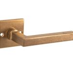 Deurklink op ongeveerd rozet Kare/Bauhaus messing antiek