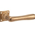 Deurklink op ongeveerd vierkant rozet Linea messing antiek