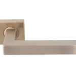 Deurklink Basis Vierkant op geveerd rozet PVD licht brons