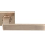 Deurklink Basis Rechthoek op geveerd rozet PVD licht brons