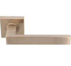 Deurklink Basis Rechthoek op geveerd rozet PVD licht brons