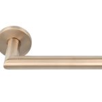 Deurklink John op ronde rozet PVD licht brons