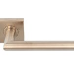 Deurklink Basis Twee op geveerd rozet PVD licht brons