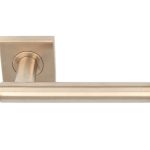 Deurklink Kyra op geveerd rozet PVD licht brons