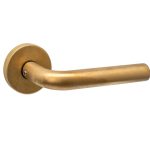 Intersteel set achterdeurbeslag rond deurklink Luzern met massieve rozetten PVD messing getrommeld