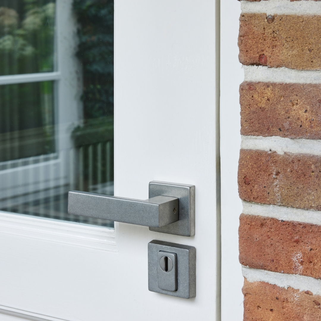 Intersteel set achterdeurbeslag vierkant deurklink Amsterdam met massieve rozetten rvs getrommeld - Afbeelding 3