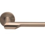 Enkele deurklink RIVIO by Gensler GL101-G op rozet rechts pvd licht brons